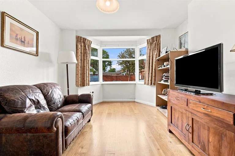 House Blackthorne Drive in Greater London