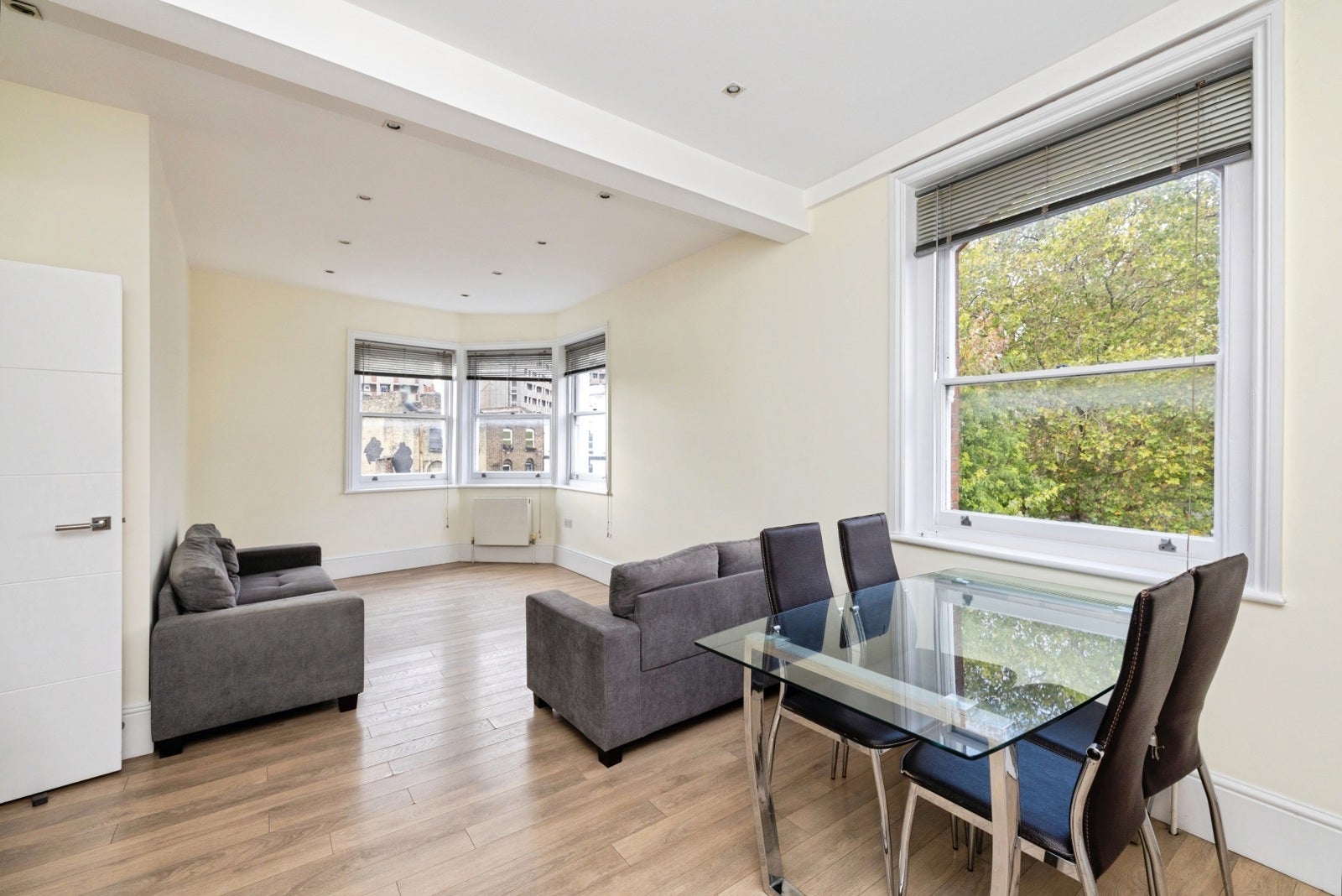 Flat Hackney Road in Greater London