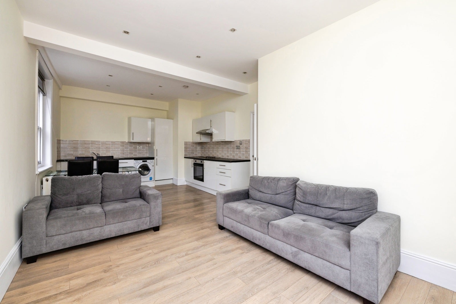 Flat Hackney Road in Greater London