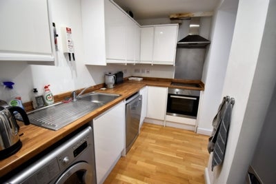 Flat Bramber Road in Greater London
