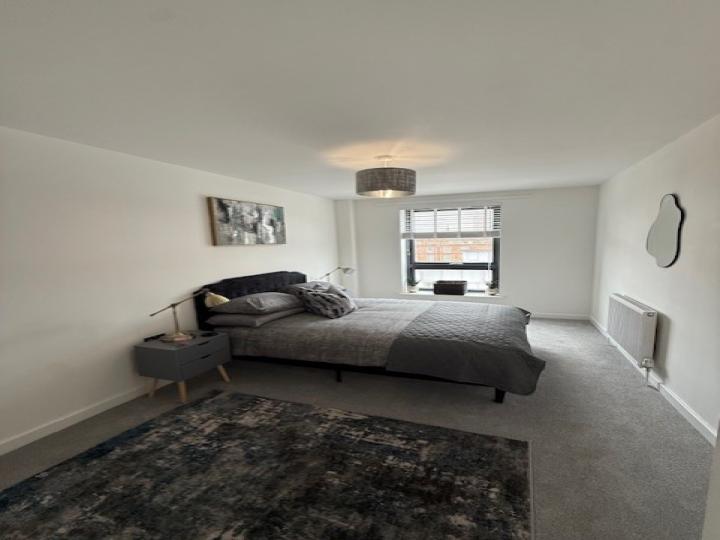 Flat Cable Street in Greater London