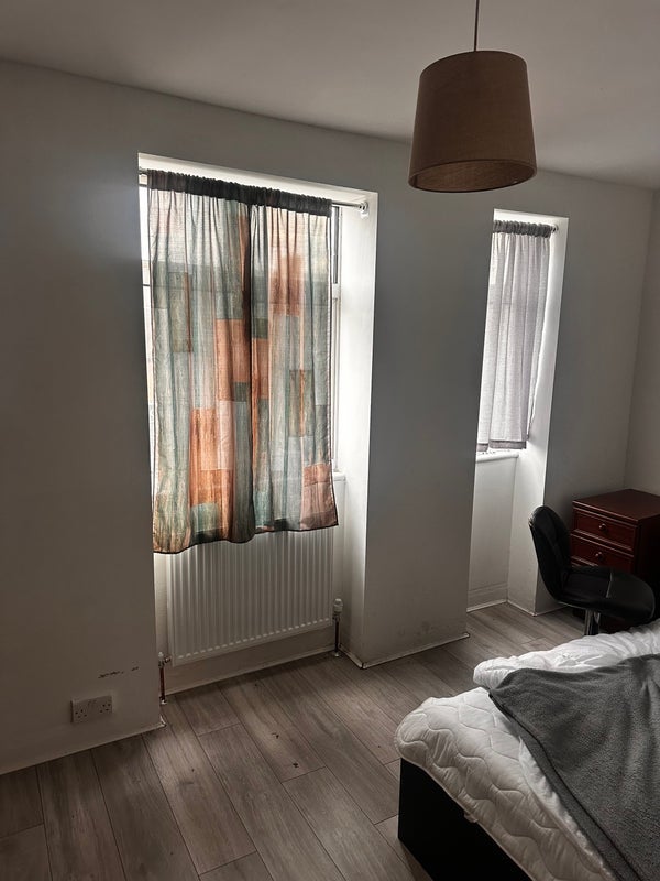 Room The Broadway Stoneleigh in Epsom and Ewell