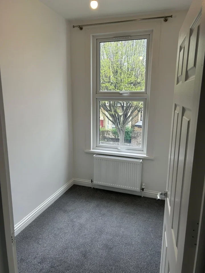 Flat Lawton Road in Greater London