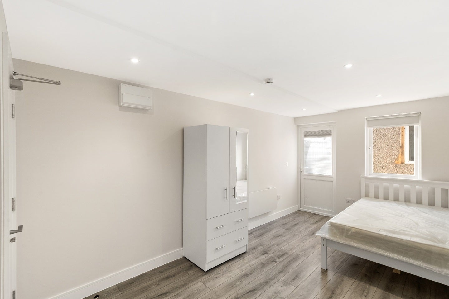 Room Franklands Drive in Borough of Runnymede