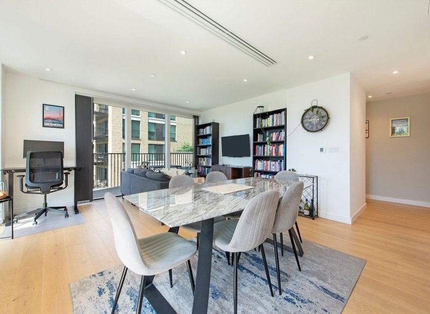 Flat Gordon Road in Greater London