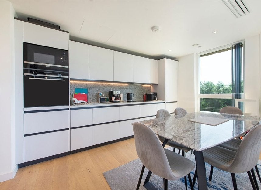 Flat Gordon Road in Greater London