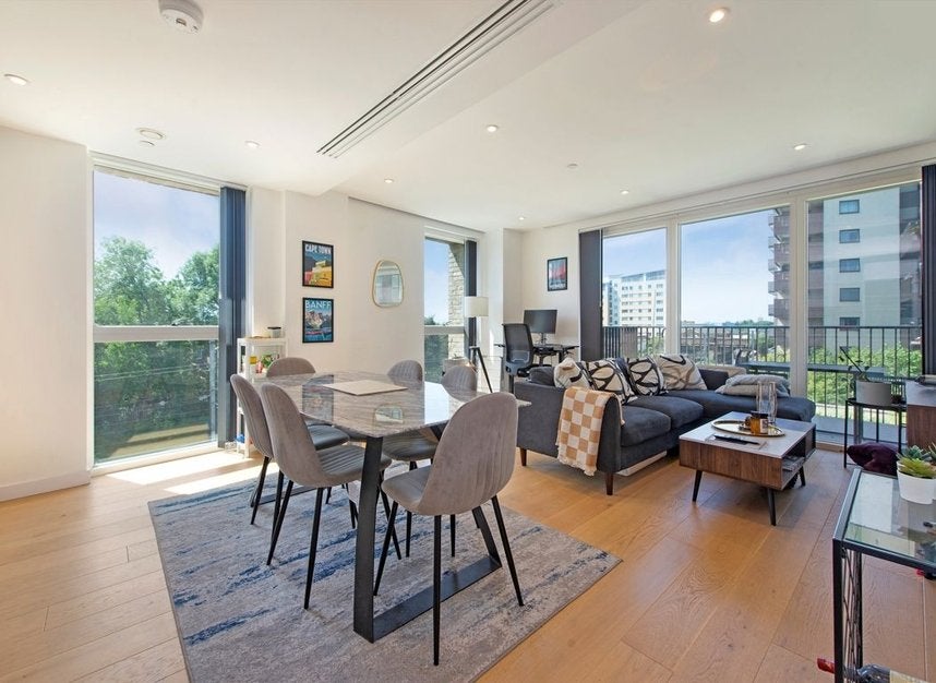 Flat Gordon Road in Greater London