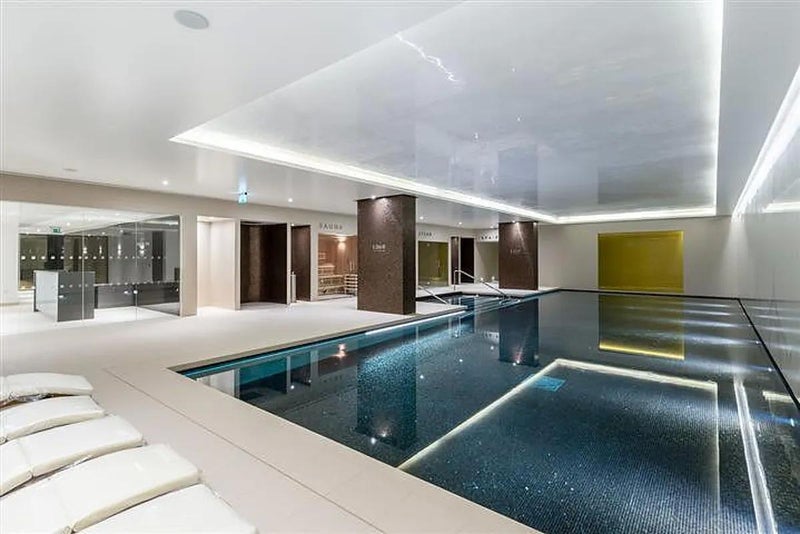 Room Leman Street in Greater London