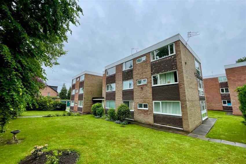 Flat Lacey Green in Wilmslow