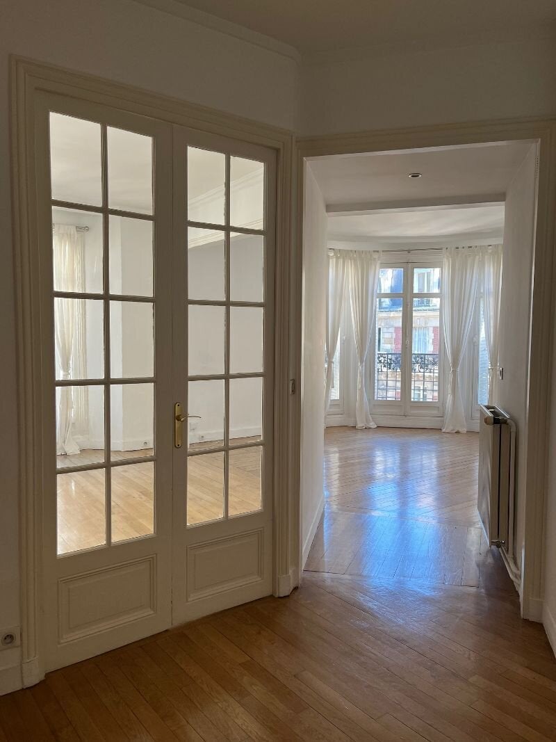 Flat Rue Pierre Demours in Paris