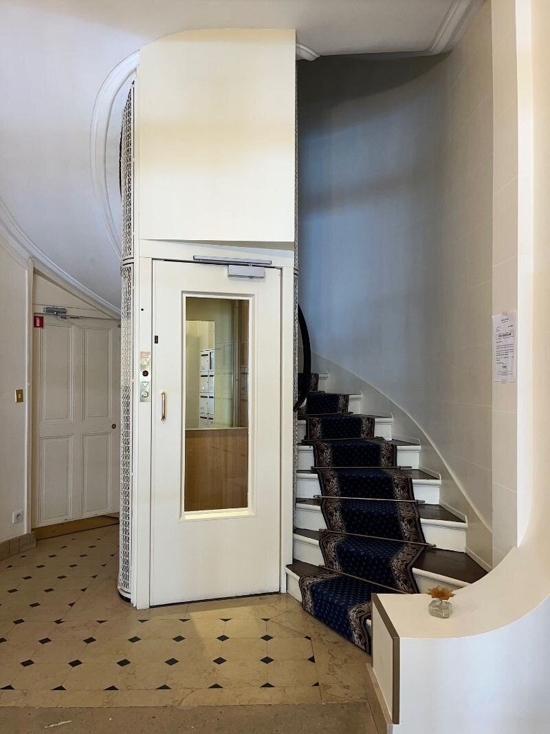 Flat Rue Pierre Demours in Paris