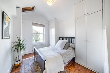 Flat Manstone Road in Greater London