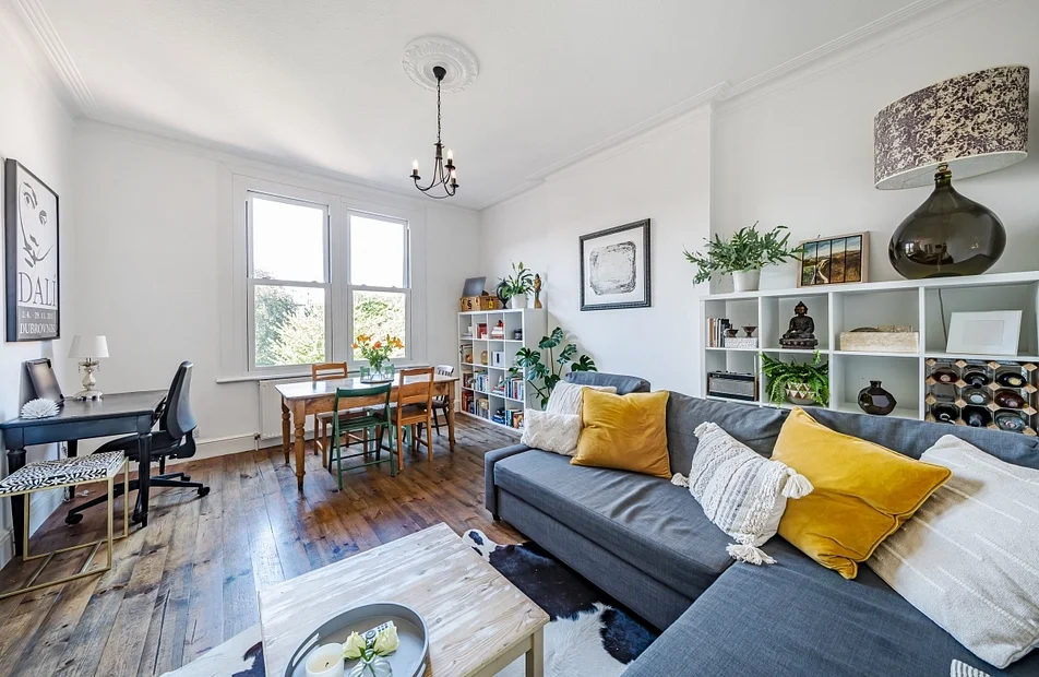 Flat Manstone Road in Greater London