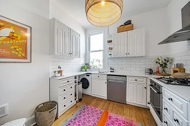 Flat Manstone Road in Greater London