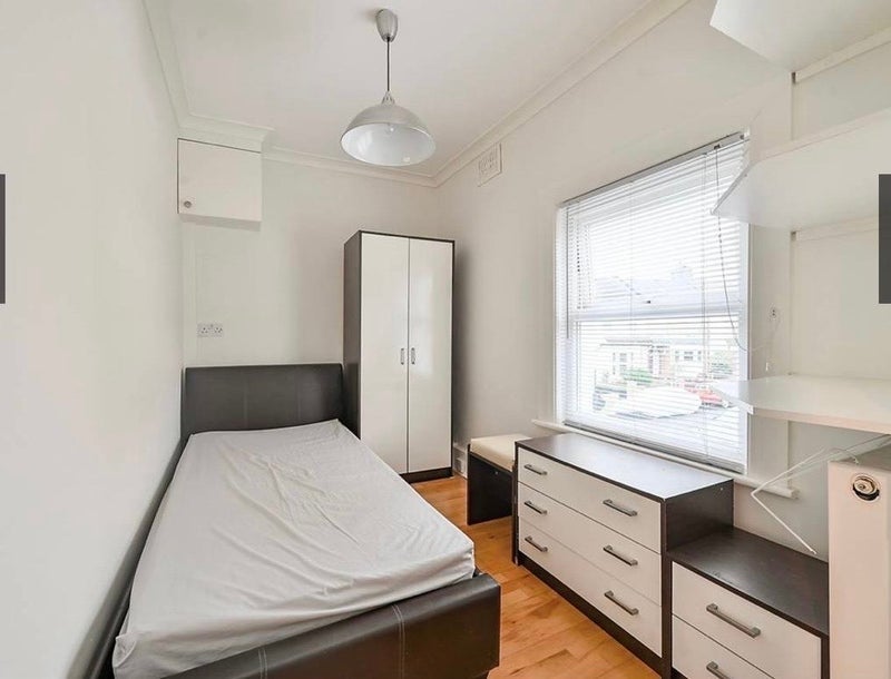 Room Lothair Road in Greater London