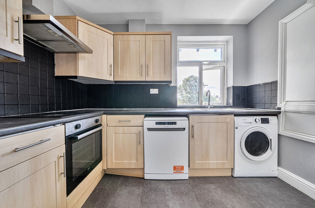 Flat Stonecot Hill in Greater London