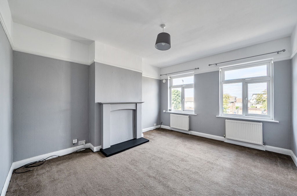 Flat Stonecot Hill in Greater London