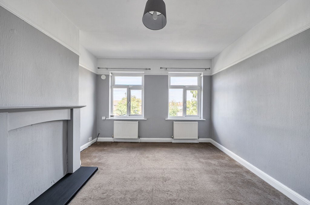 Flat Stonecot Hill in Greater London