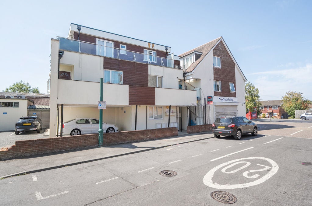 Flat Stonecot Hill in Greater London