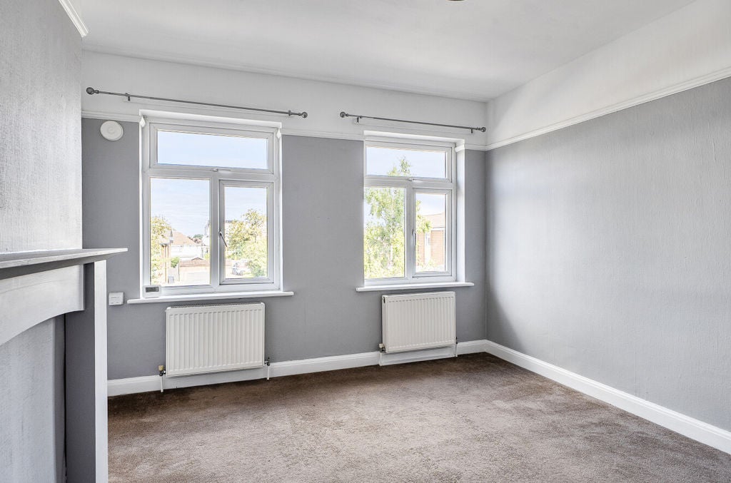 Flat Stonecot Hill in Greater London
