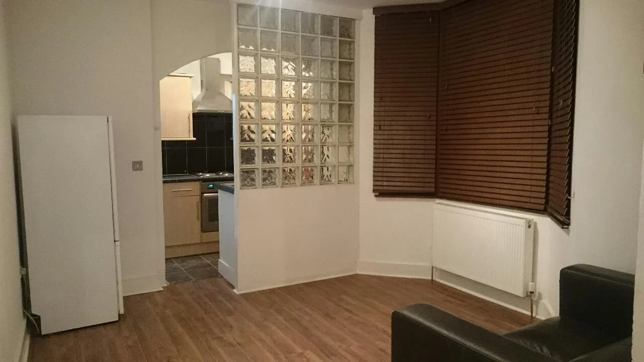 Flat Caledon Road in Greater London