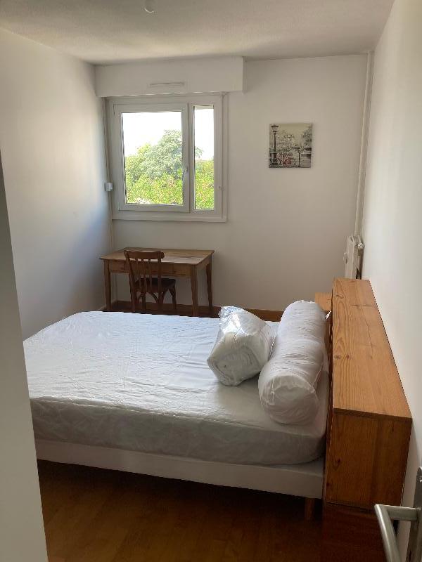 Room Rue des Treilles in Libourne