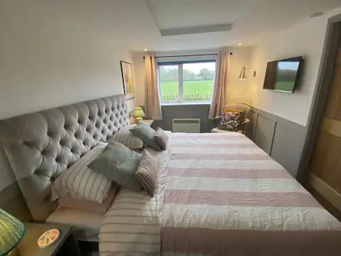 Room Mainwaring Road in Over Peover