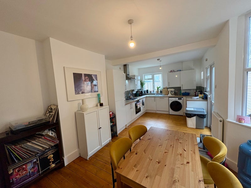 Room McLeod Road in Greater London