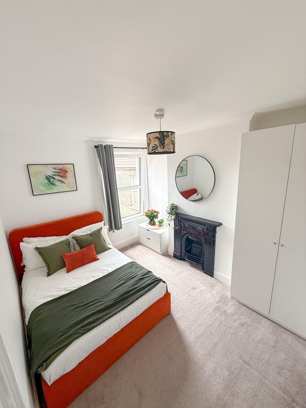 Room McLeod Road in Greater London