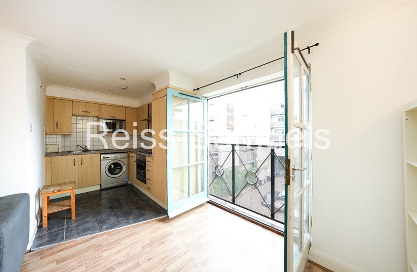 Flat Kingsland Road in Greater London