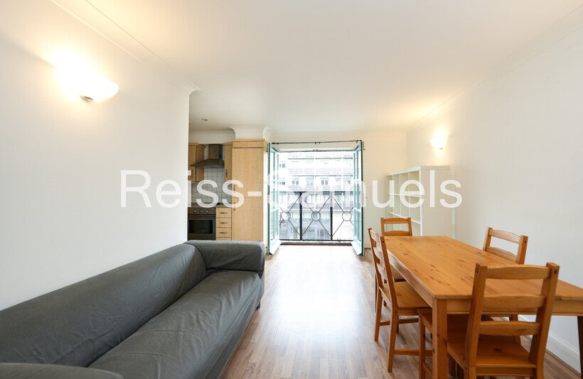 Flat Kingsland Road in Greater London