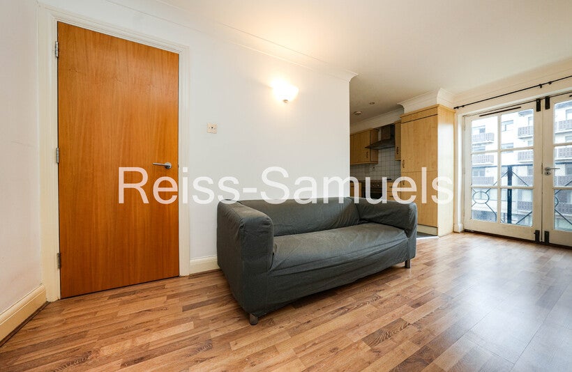Flat Kingsland Road in Greater London