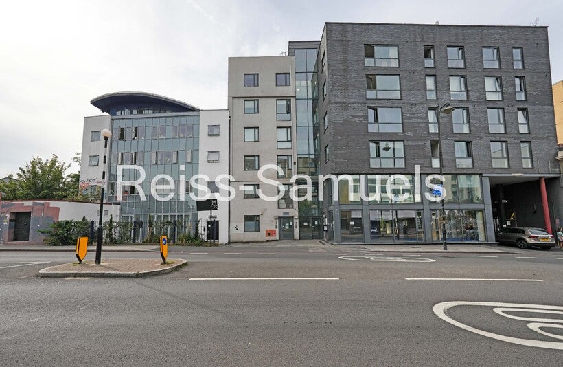 Flat Kingsland Road in Greater London