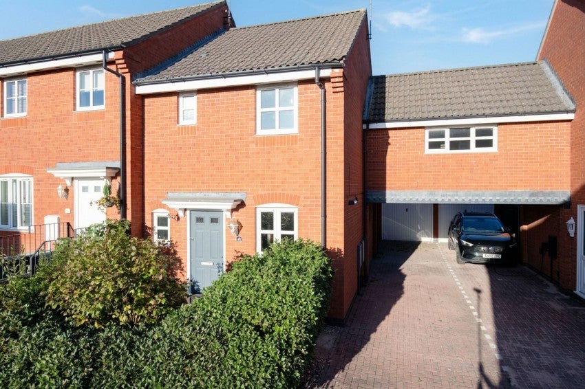 House Maye Dicks Road in Rushden