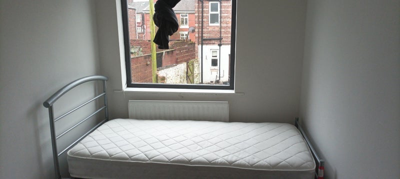 Room Thornton Road in Manchester