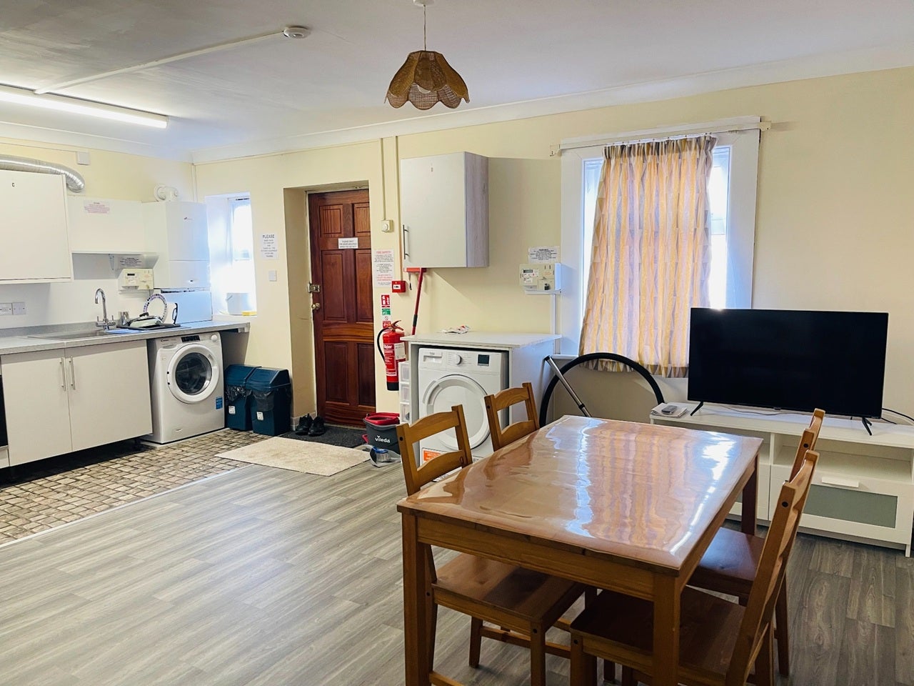 Room Ashley Road in Poole