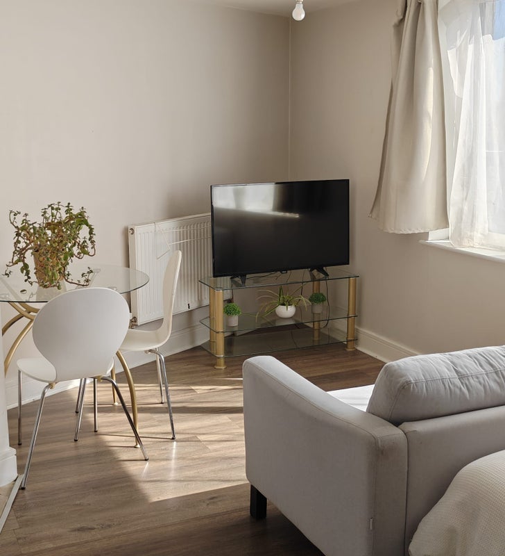 Room Lett Road in Greater London
