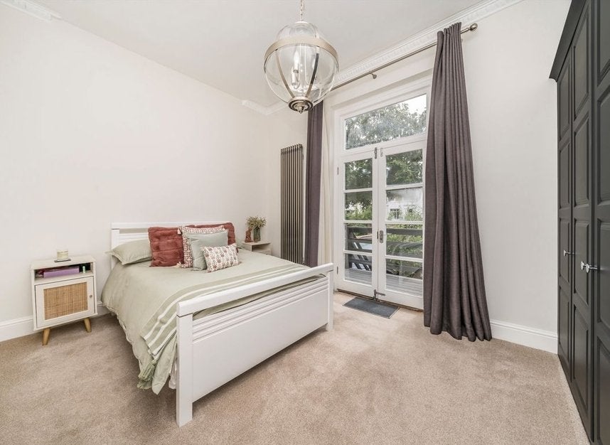 Flat Cadogan Road in Greater London