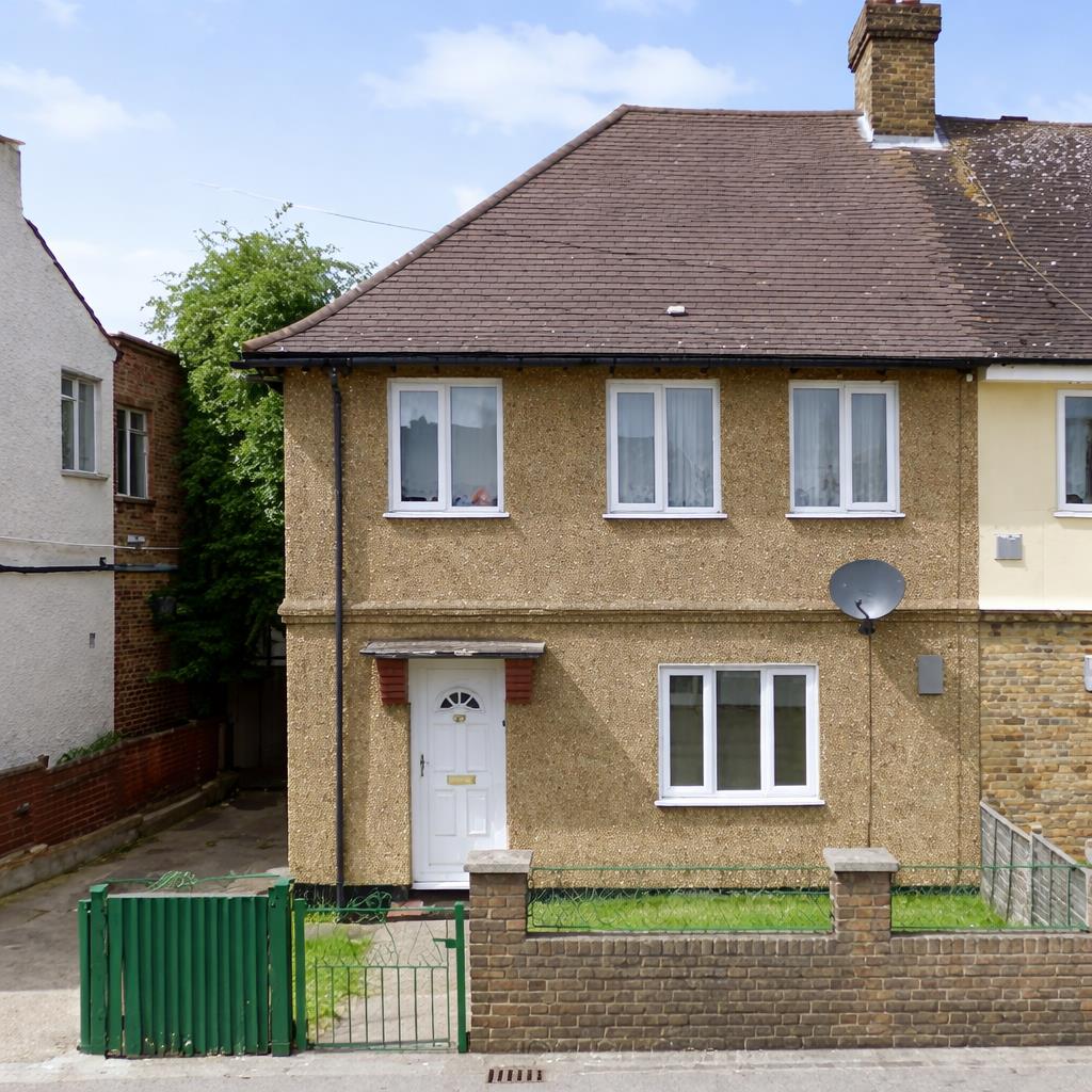 Flat Falling Lane in Greater London