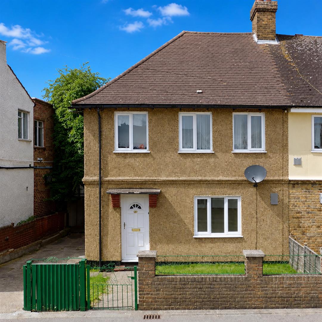 Flat Falling Lane in Greater London