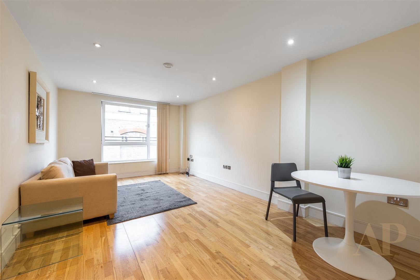 Flat Cheshire Street in Greater London