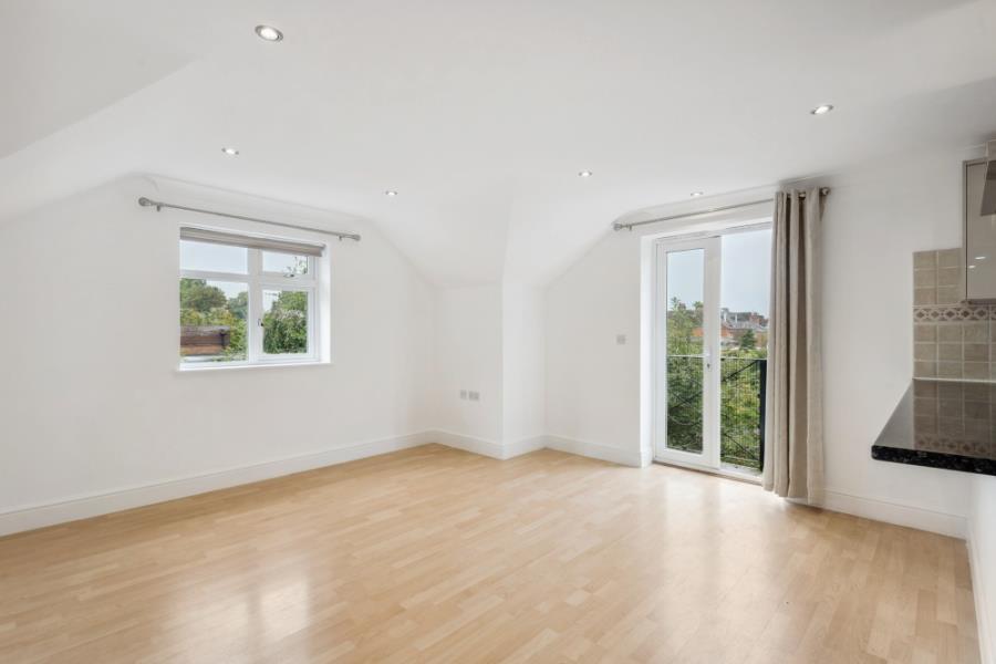 Flat Hallowell Road in Greater London