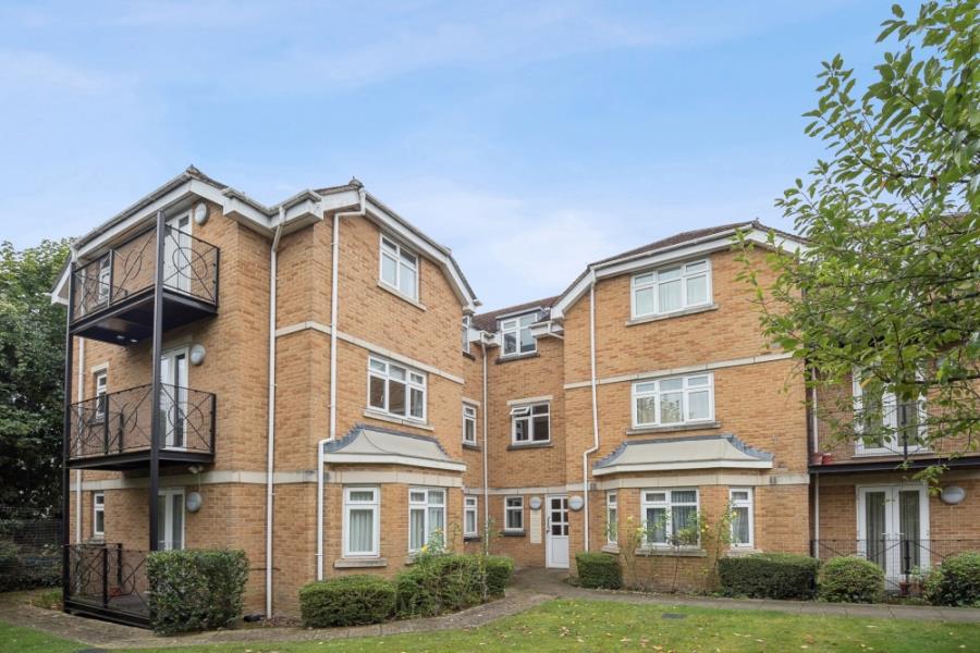 Flat Hallowell Road in Greater London