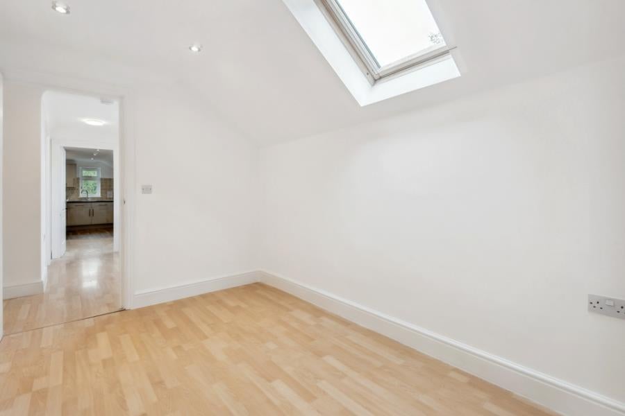 Flat Hallowell Road in Greater London