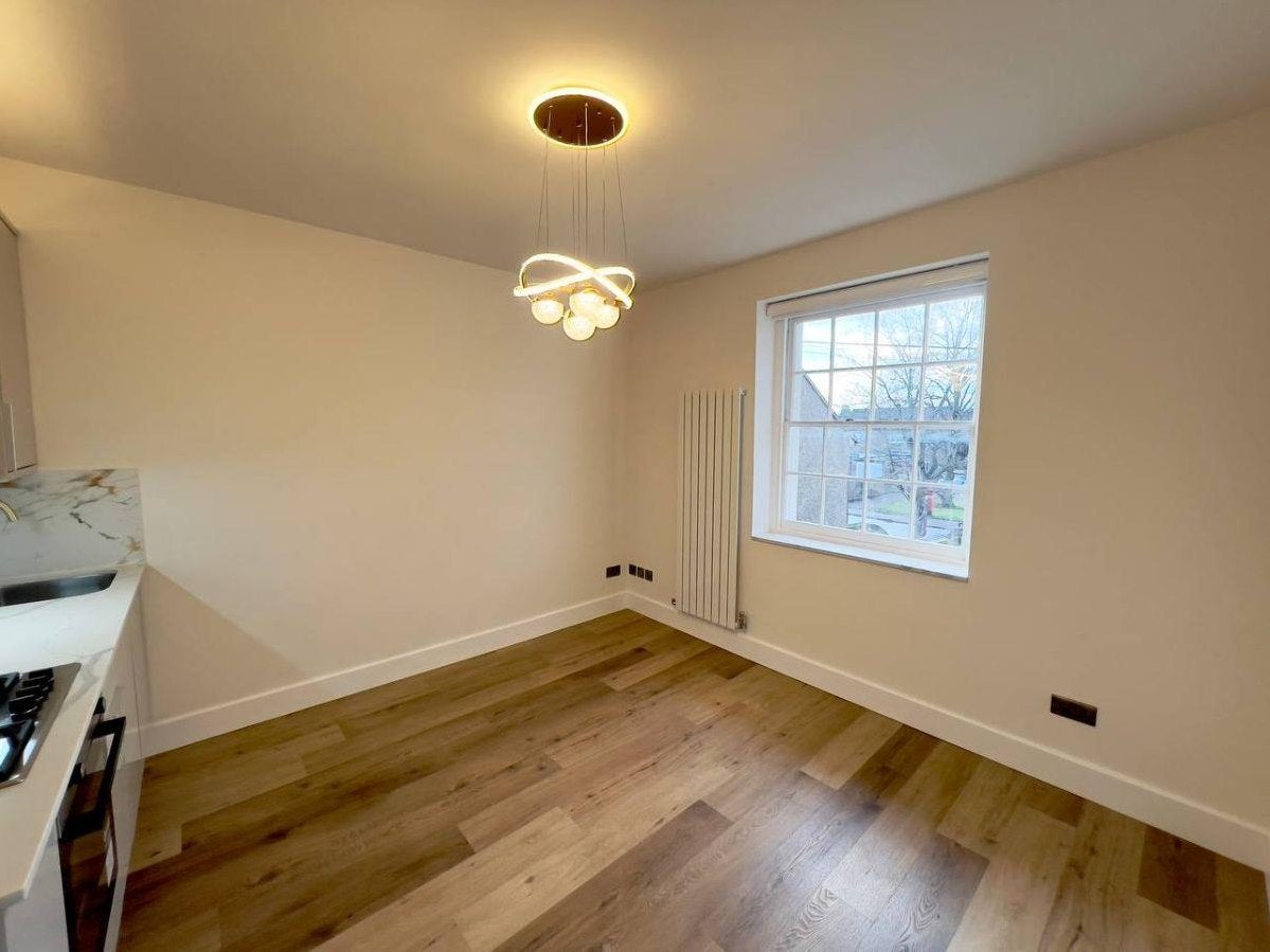 Flat Ballards Lane in Greater London