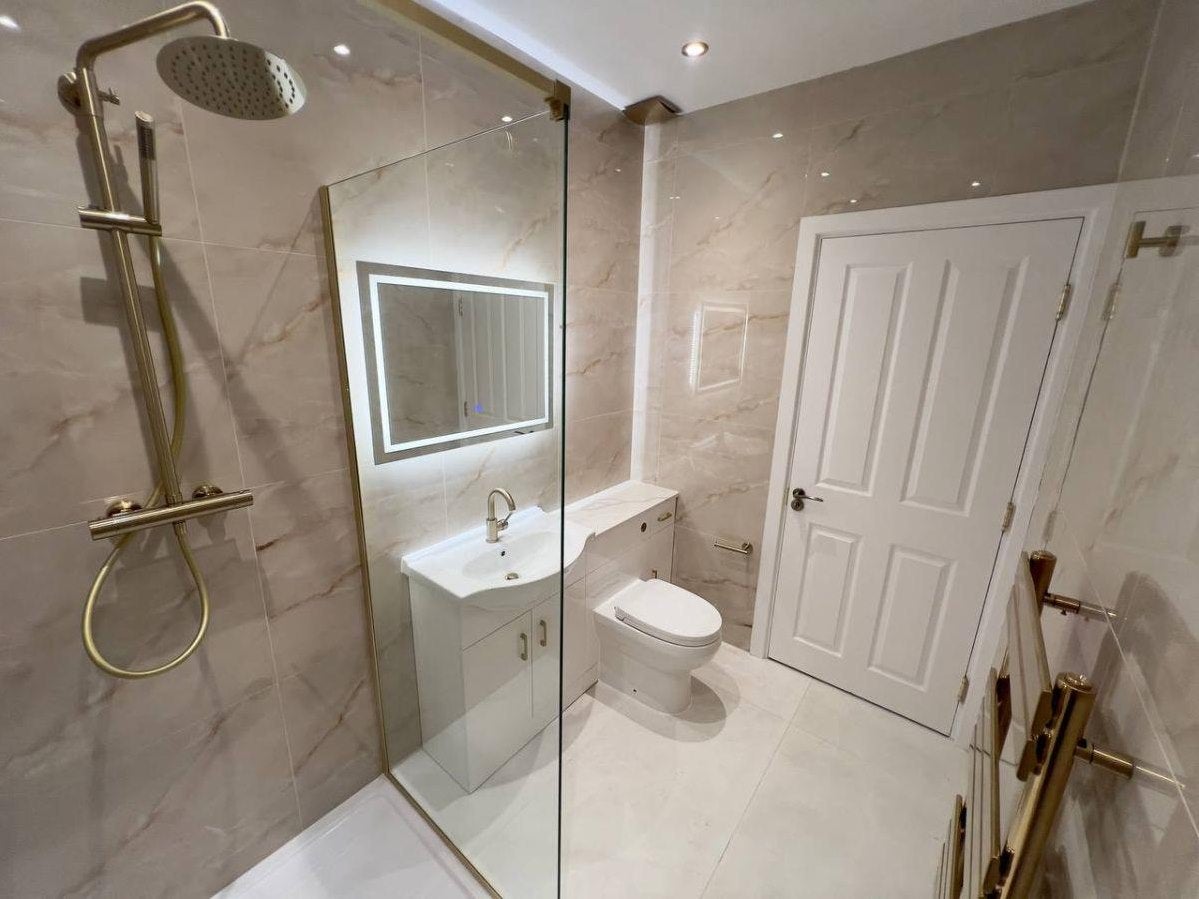 Flat Ballards Lane in Greater London