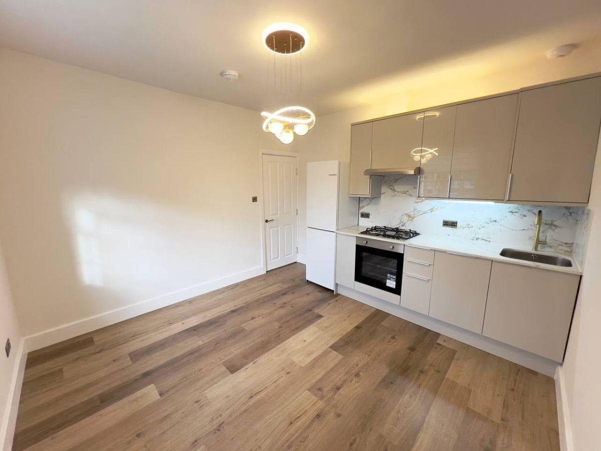 Flat Ballards Lane in Greater London