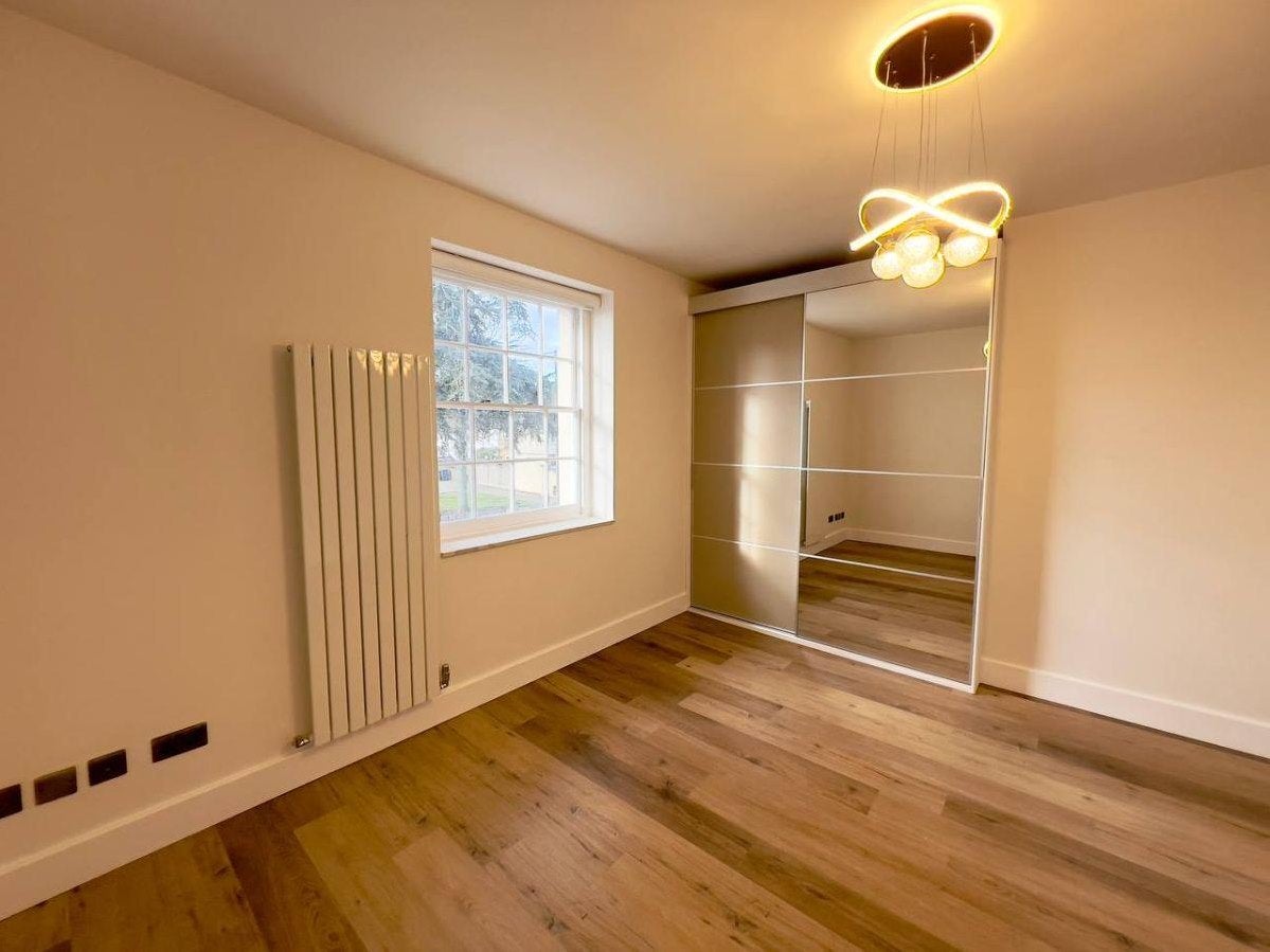 Flat Ballards Lane in Greater London