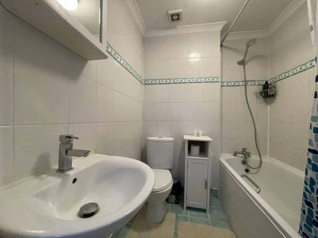 Flat Halliford Street in Greater London