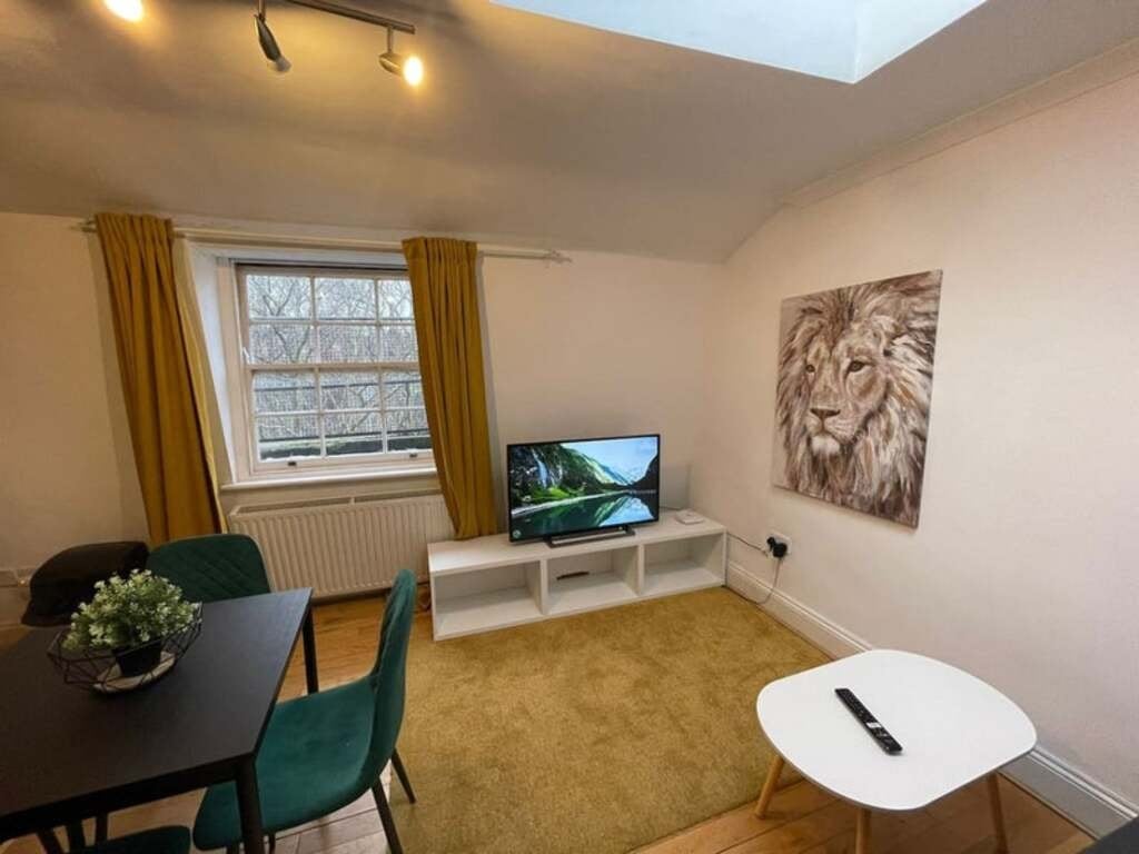 Flat Halliford Street in Greater London